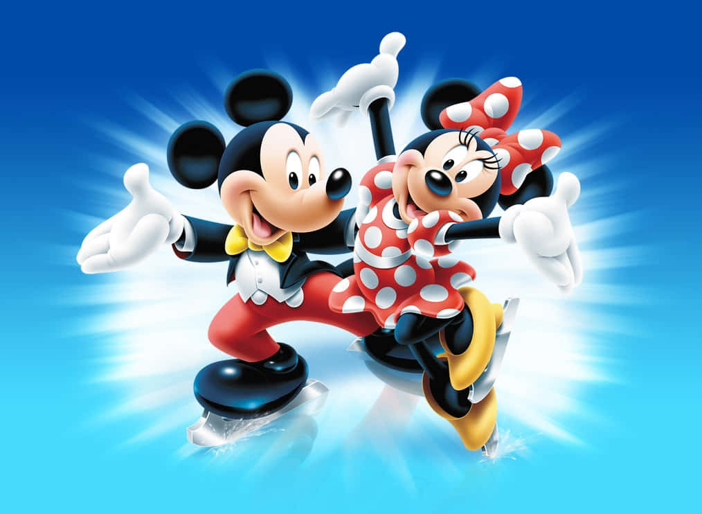 Mickey And Minnie Mouse 桌布 壁紙 — 米奇和米妮老鼠在燦爛的藍色背景上，伴隨著動態光線，快樂地溜冰。