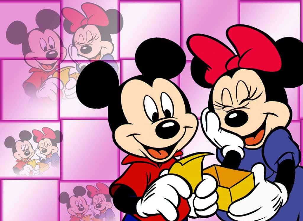 Mickey And Minnie Mouse 桌布 壁紙 — 米奇和米妮老鼠在粉紅色瓷磚背景上，與重複的剪影一起分享拿著禮物盒的歡樂時刻。