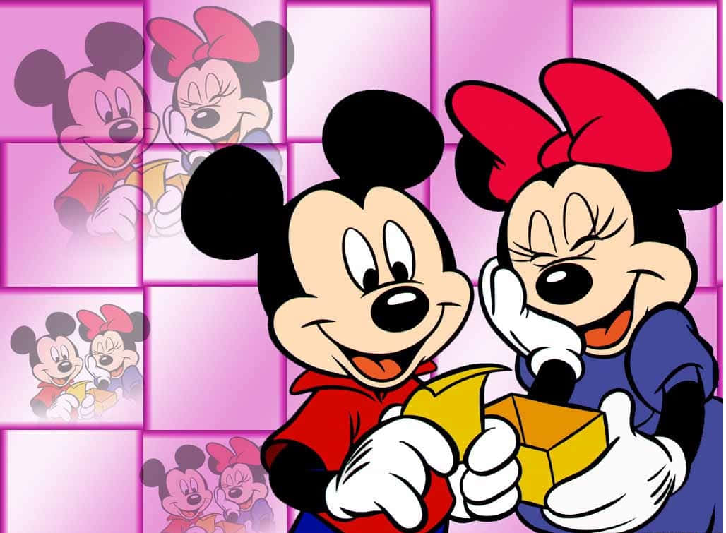 Mickey And Minnie Mouse 桌布 壁紙 — 米奇和米妮老鼠在粉紅色瓷磚背景前分享一個快樂的時刻，手持金色禮物盒。