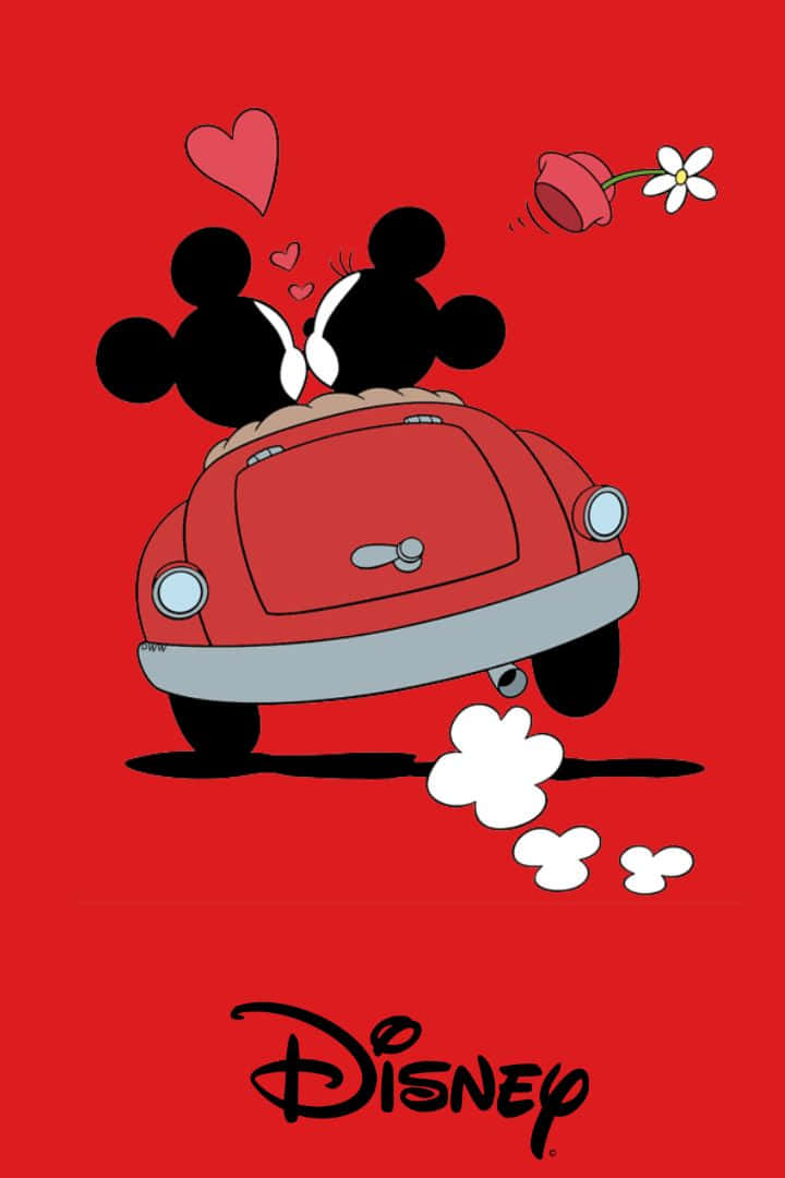 mickey and minnie 桌布 壁紙 — 米奇和米妮老鼠在紅色車頂上接吻，心形和花朵在純紅色背景前飛過。
