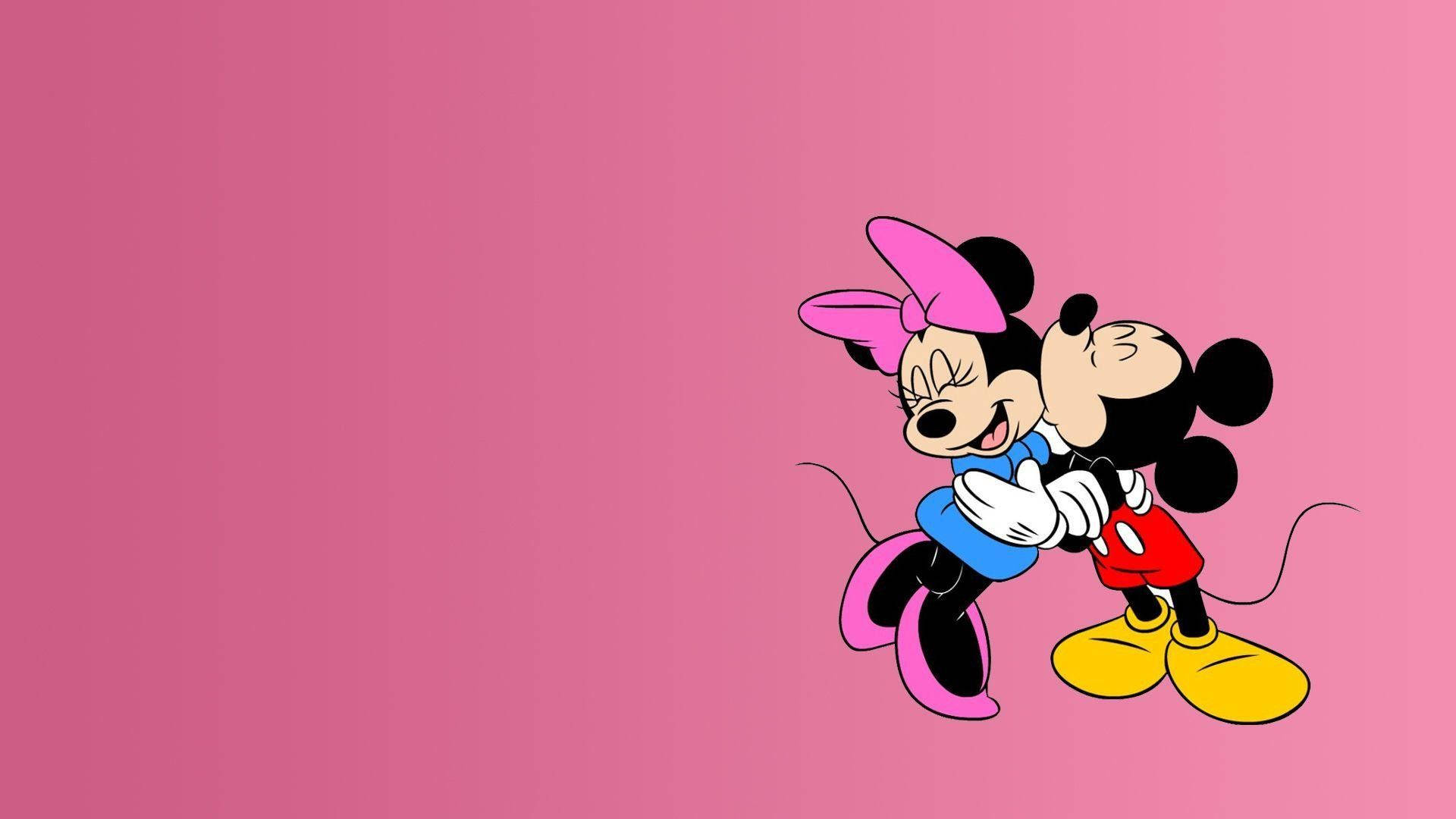 minnie 桌布 壁紙 — 米奇和米妮老鼠在純粉紅色背景上以經典卡通風格快樂地擁抱。