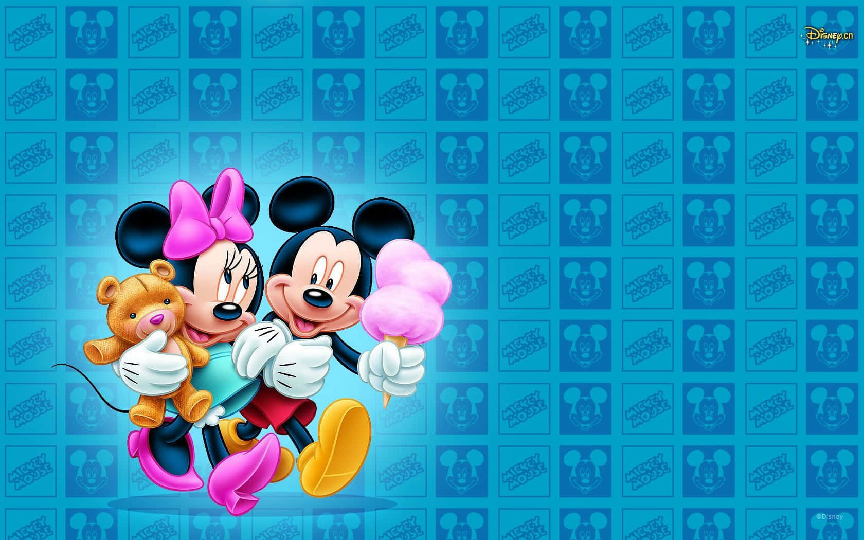 Mickey And Minnie Mouse 桌布 壁紙 — 米奇和米妮老鼠在藍色網格背景前開心地拿著棉花糖和泰迪熊擺姿勢。