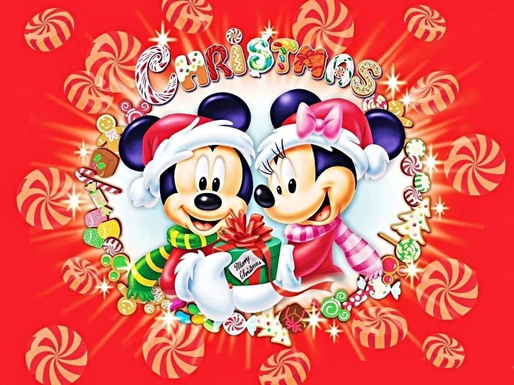 Mickey And Minnie Mouse 桌布 壁紙 — 米奇和米妮老鼠戴著節日聖誕帽，在明亮的紅色背景上，手持被糖果杖和糖果包圍的禮物。