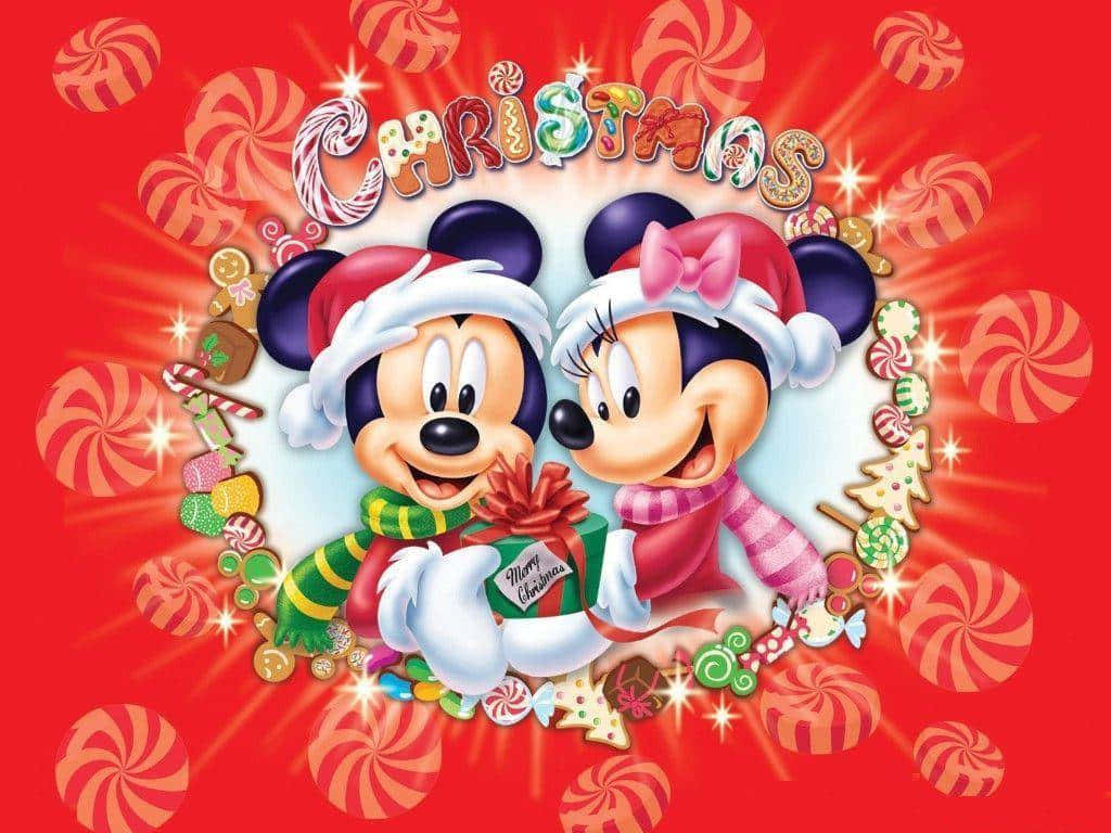 米奇 桌布 壁紙 — 米奇和米妮老鼠戴著節日聖誕帽，在明亮的紅色背景上拿著被拐杖糖和糖果包圍的聖誕禮物。