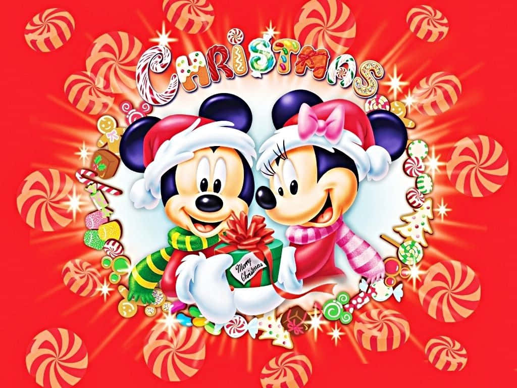 桌布 壁紙 — 米奇和米妮老鼠戴著節日聖誕帽，在明亮的紅色背景上拿著被糖果杖和糖果包圍的禮物。