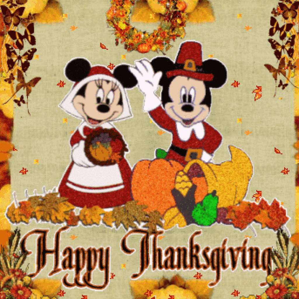 Thanksgiving 桌布 壁紙 — 米奇和米妮老鼠打扮成朝聖者，在南瓜和秋葉旁愉快地揮手，並帶有「Happy Thanksgiving」橫幅。