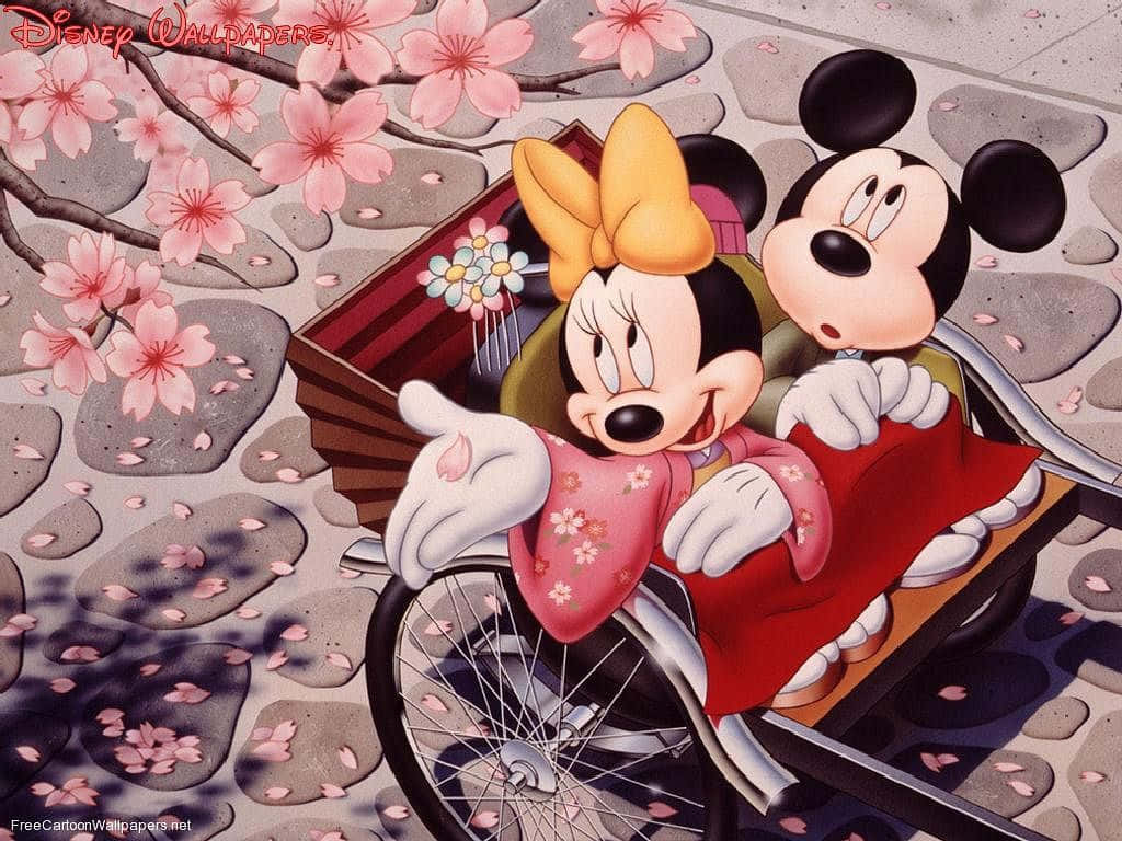 Mickey And Minnie Mouse 桌布 壁紙 — 米奇和米妮老鼠穿著傳統日本服飾，在石徑上盛開的櫻花下乘坐人力車。