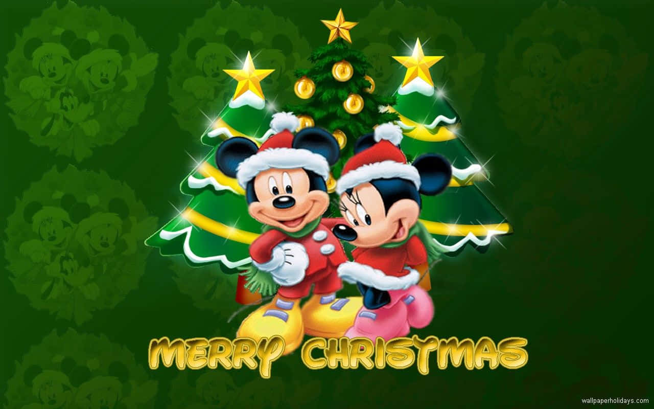 Mickey Mouse Happy New Year 桌布 壁紙 — 米奇和米妮老鼠穿著喜慶的紅色聖誕老人服裝，歡快地站在一棵閃爍的聖誕樹前，樹上裝飾著金色飾品和星星。