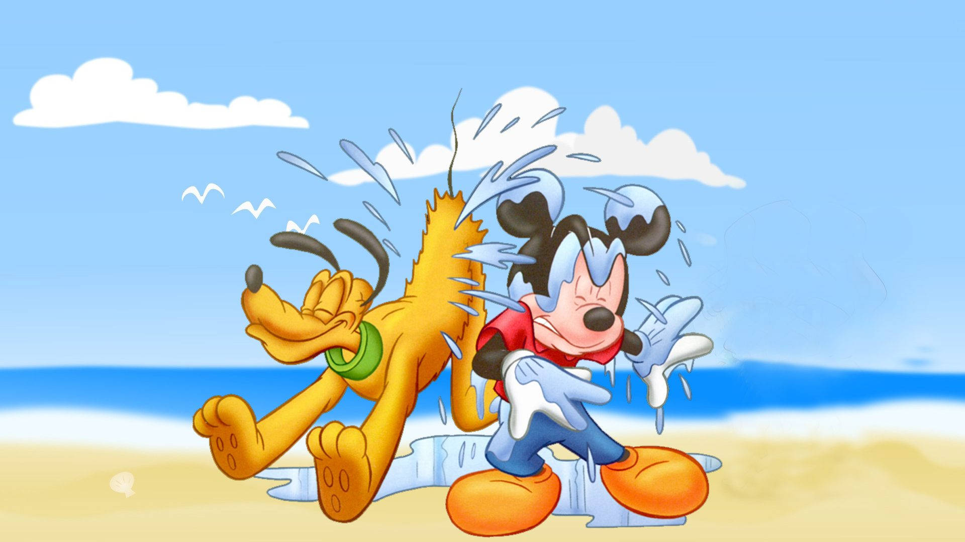 pluto 桌布 壁紙 — 米奇老鼠和布魯托在陽光明媚的海灘上，在藍天白雲下歡快地濺起海水。