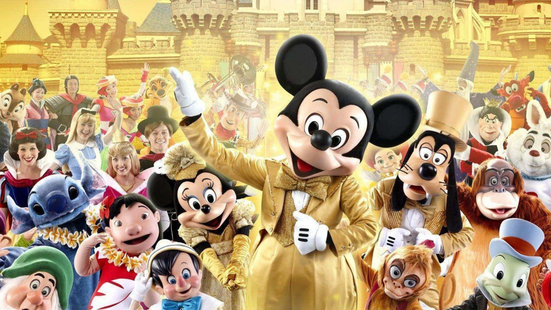 Disneyland 桌布 壁紙 — 米奇老鼠和迪士尼角色在溫暖陽光下於金色城堡前歡樂慶祝。