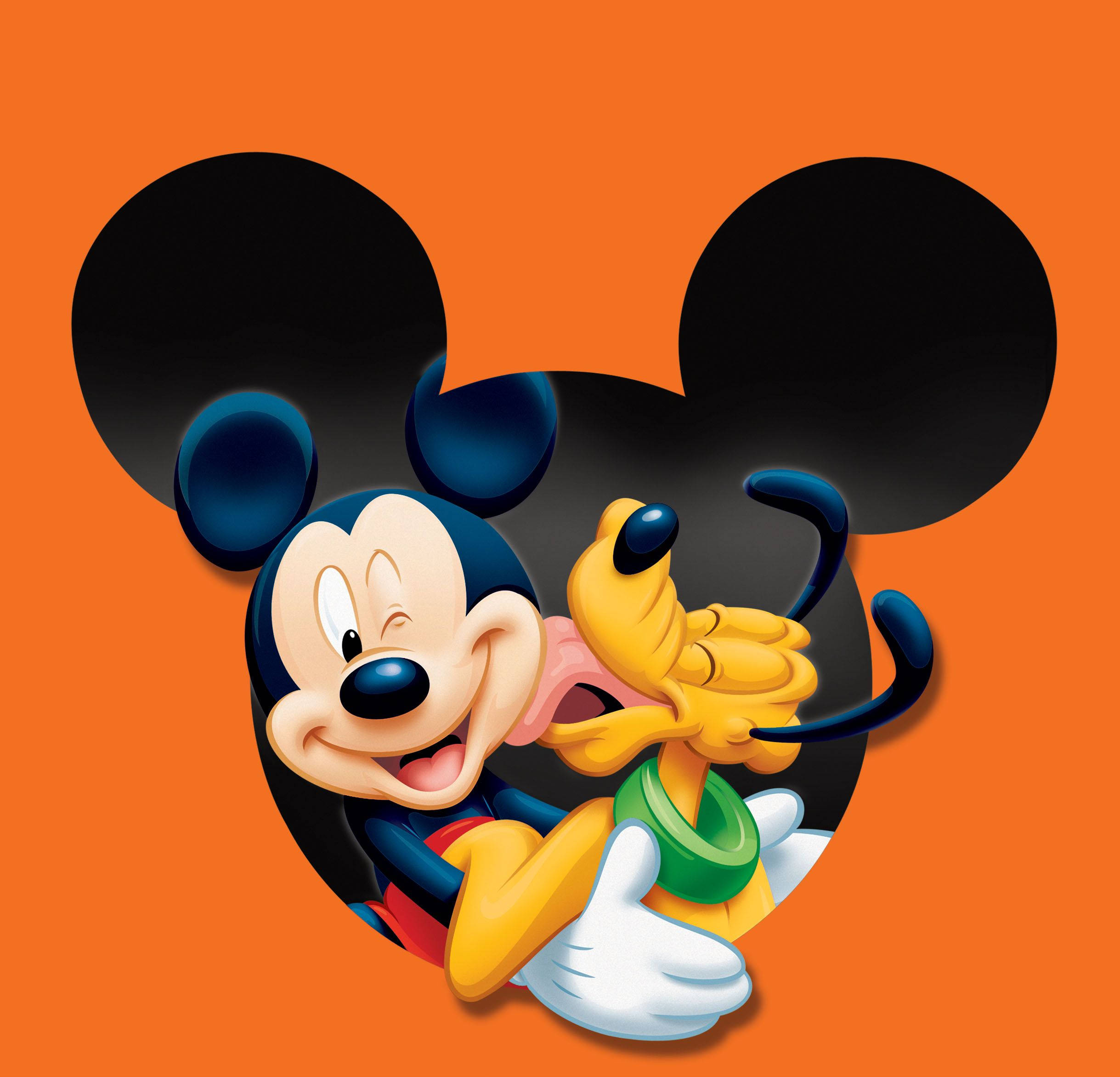 pluto 桌布 壁紙 — 米奇老鼠和高飛狗在一個大型米奇剪影內快樂地擁抱，背景是充滿活力的橙色。