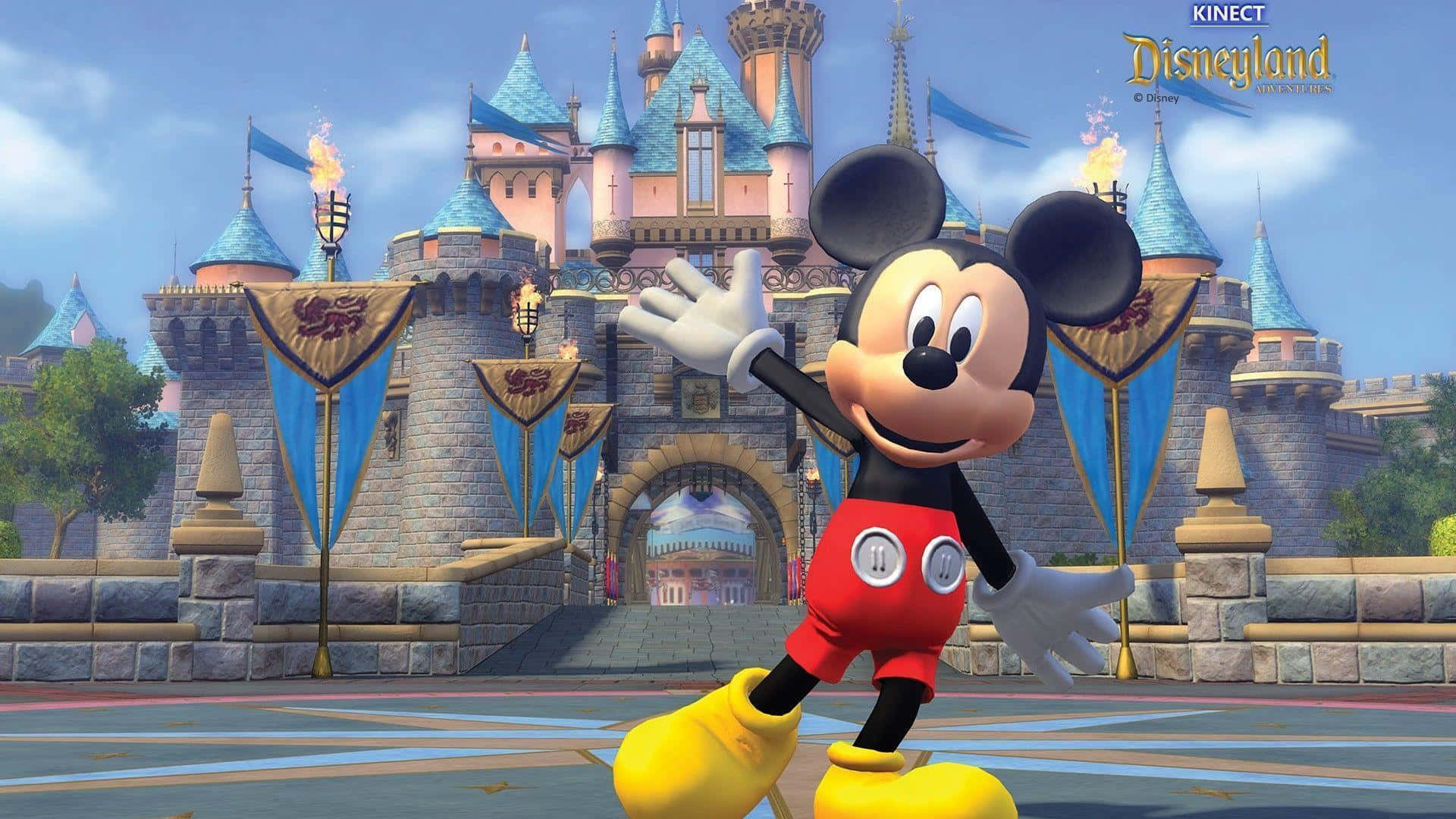 Disneyland 桌布 壁紙 — 米奇老鼠在晴朗的天空下，在一座有藍色塔樓和石牆的宏偉迪士尼城堡前面愉快地揮手。