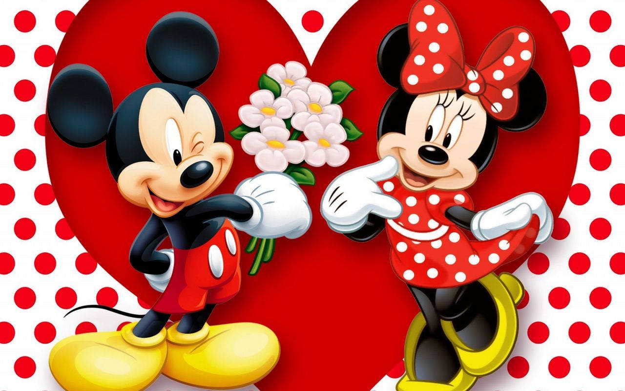 minnie 桌布 壁紙 — 米奇老鼠在紅色愛心和圓點背景前向米妮老鼠獻花。