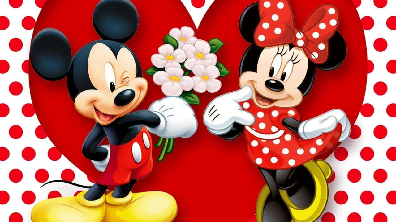 Mickey And Minnie Mouse 桌布 壁紙 — 米奇老鼠在紅色愛心和圓點背景前向米妮老鼠獻花。