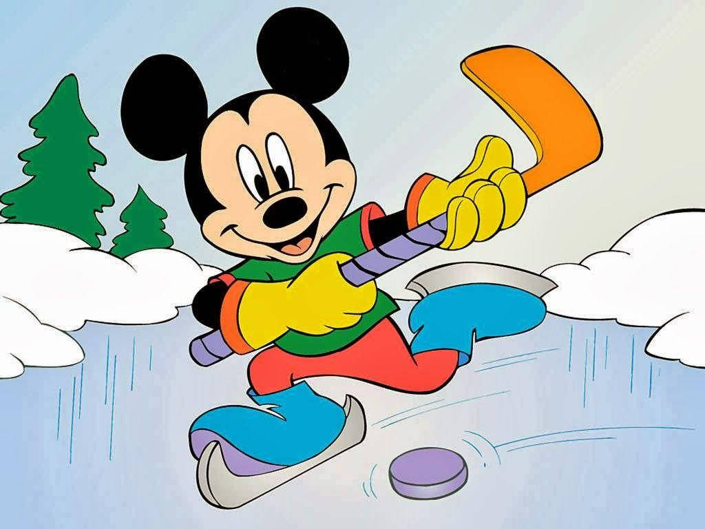 Mickey 桌布 壁紙 — 米奇老鼠在雪地溜冰場上愉快地打冰球，背景有常綠樹。
