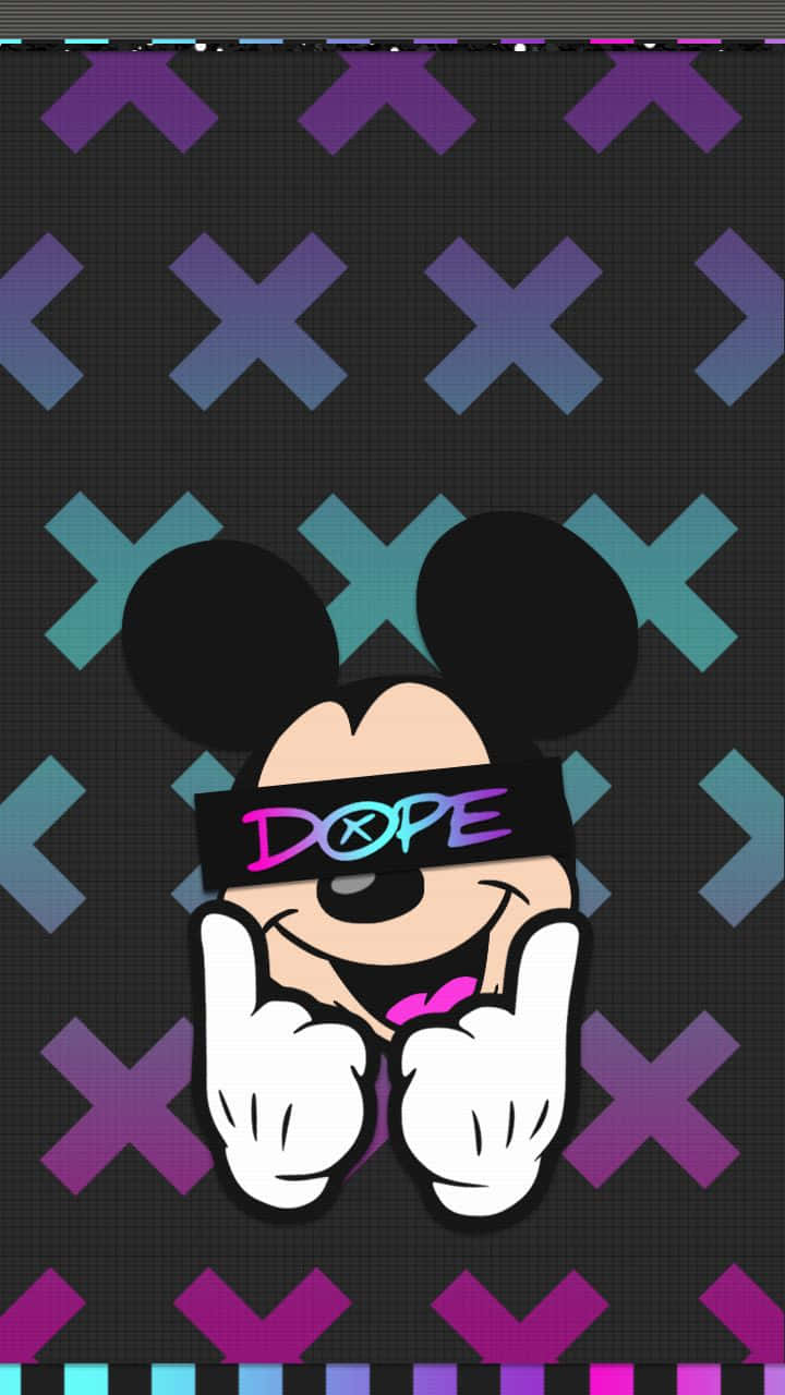 Mickey Mouse Cool 桌布 壁紙 — 米奇老鼠戴著「DOPE」眼罩，在充滿活力的幾何圖案背景上做出兩個和平手勢。