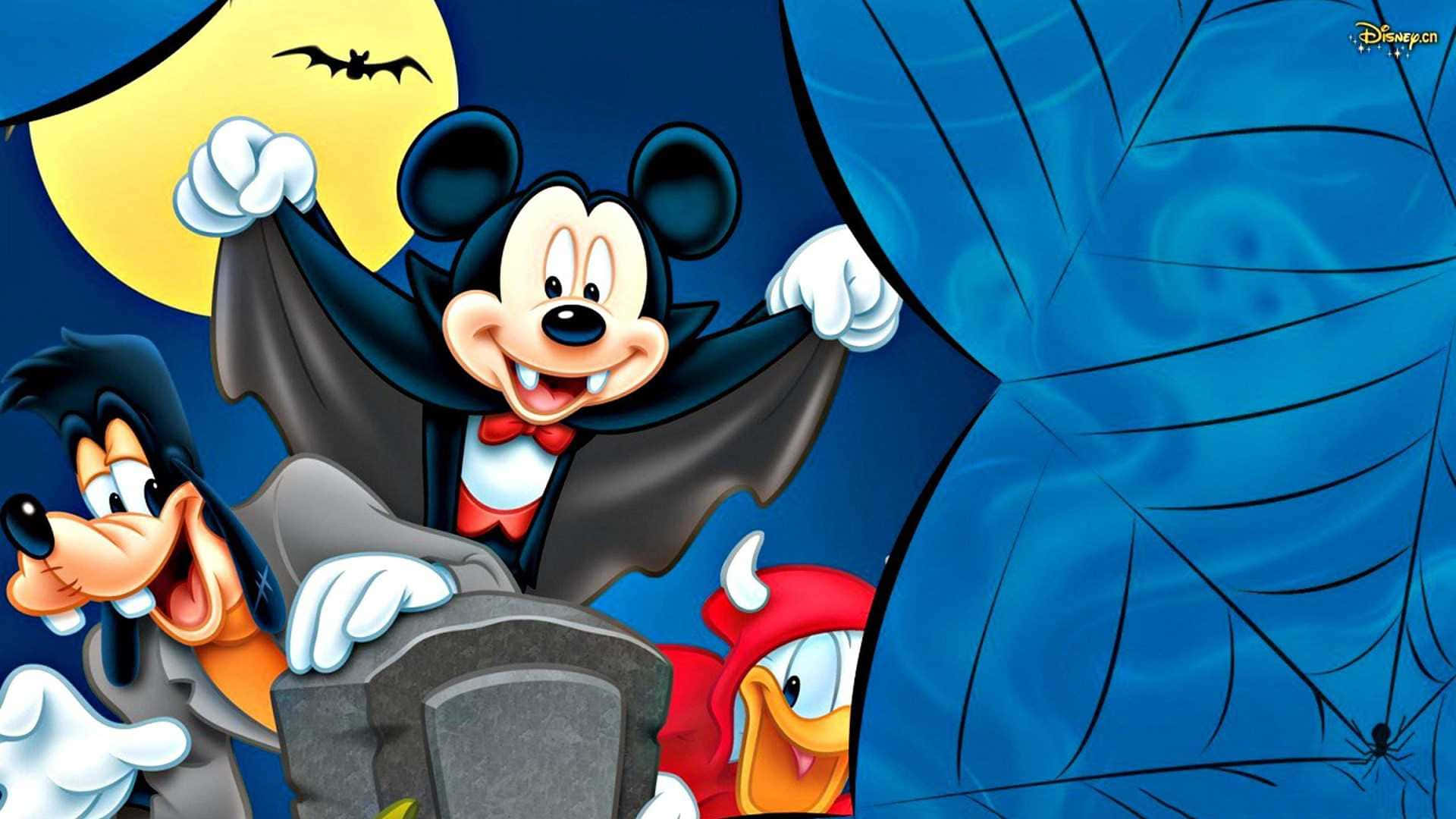 Mickey Mouse Desktop 桌布 壁紙 — 米奇老鼠打扮成吸血鬼，在滿月和蝙蝠的恐怖萬聖節場景中，與高飛和唐老鴨一起開心微笑。