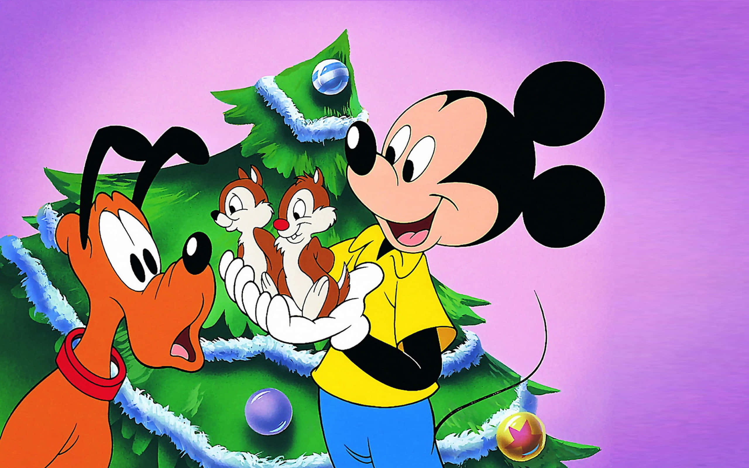 Mickey Mouse Clubhouse 桌布 壁紙 — 米奇老鼠抱著花栗鼠，旁邊是裝飾好的聖誕樹，布魯圖在紫色背景前看著。