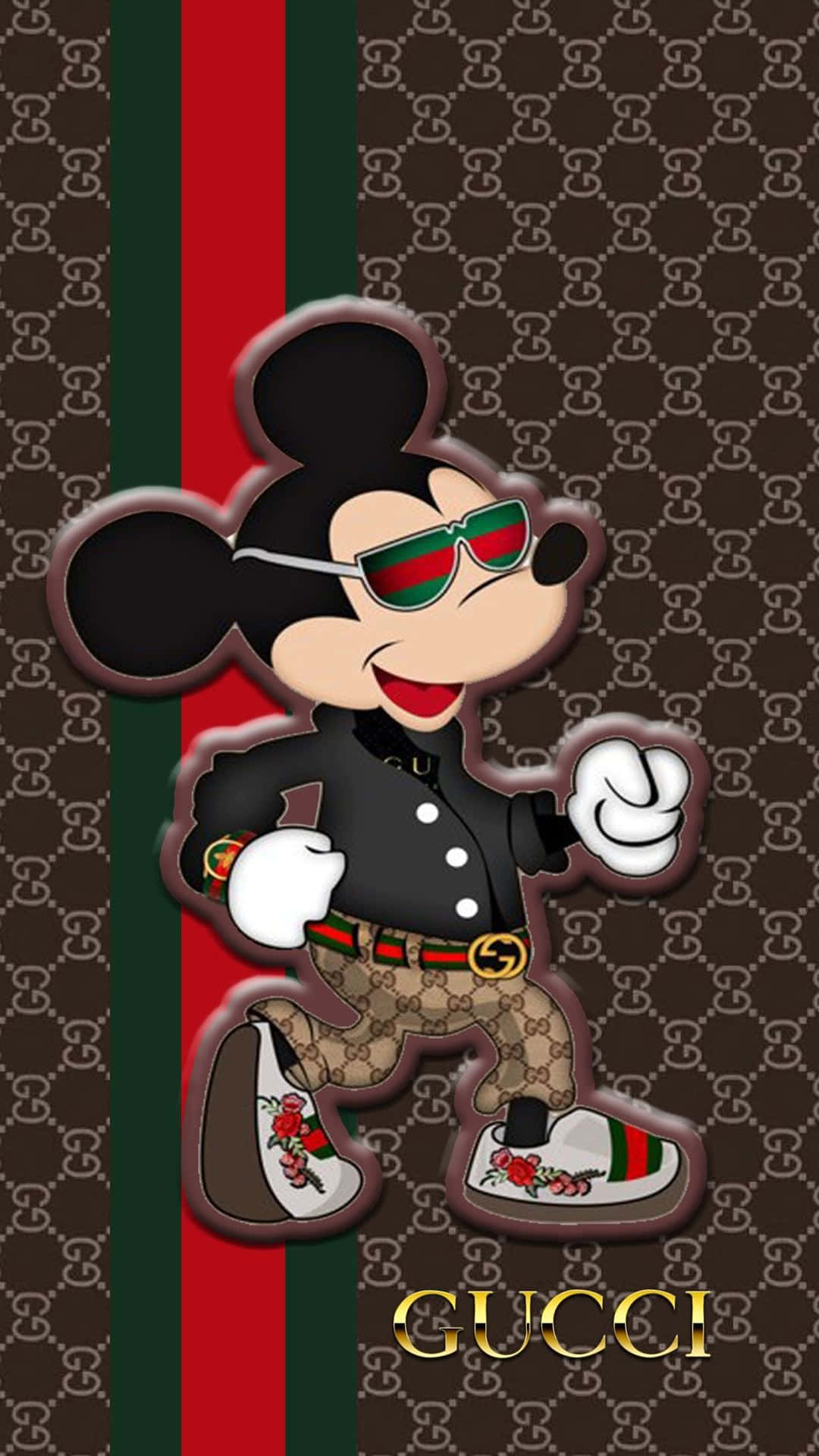 Mickey Mouse Cool 桌布 壁紙 — 米奇老鼠穿著Gucci服裝，戴著太陽眼鏡和花卉運動鞋，背景為GG圖案。