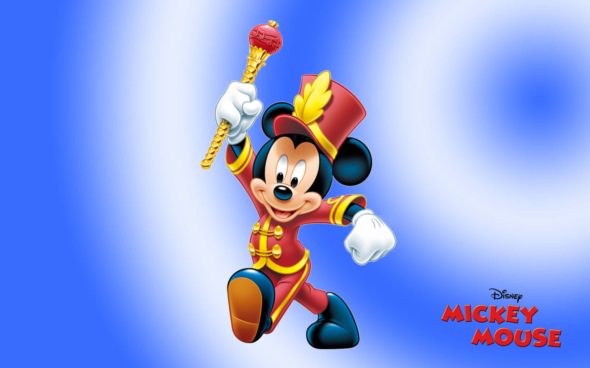 Mickey Mouse Desktop 桌布 壁紙 — 米奇老鼠穿著紅色行進樂隊制服，在柔和的藍色漸變背景前愉快地握著金色指揮棒。
