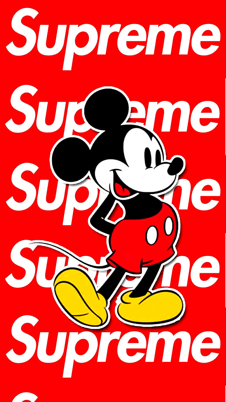 Mickey Mouse Cool 桌布 壁紙 — 米奇老鼠穿著經典紅色短褲和黃色鞋子，自信地站在一個充滿重複白色Supreme標誌的鮮紅色背景前。
