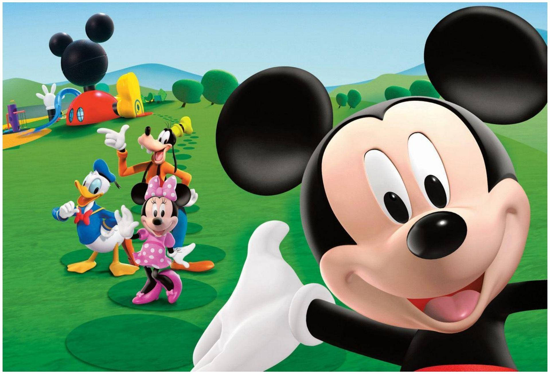 Mickey 桌布 壁紙 — 米奇老鼠與朋友唐老鴨、高飛和小米妮在明亮的卡通風景中愉快地向觀眾揮手。