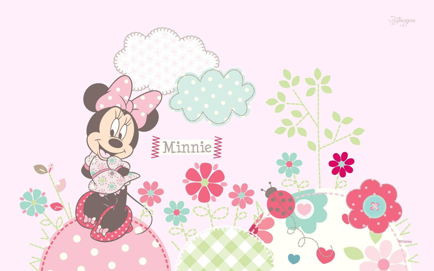 minnie 桌布 壁紙 — 米妮老鼠在柔和的粉紅色背景上，在色彩繽紛的縫製花朵和雲朵中愉快地微笑。