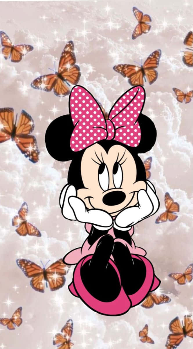 Minnie Mouse Pink 桌布 壁紙 — 米妮老鼠戴著粉紅色圓點蝴蝶結，坐在閃爍背景中飛舞的君主蝴蝶之間。