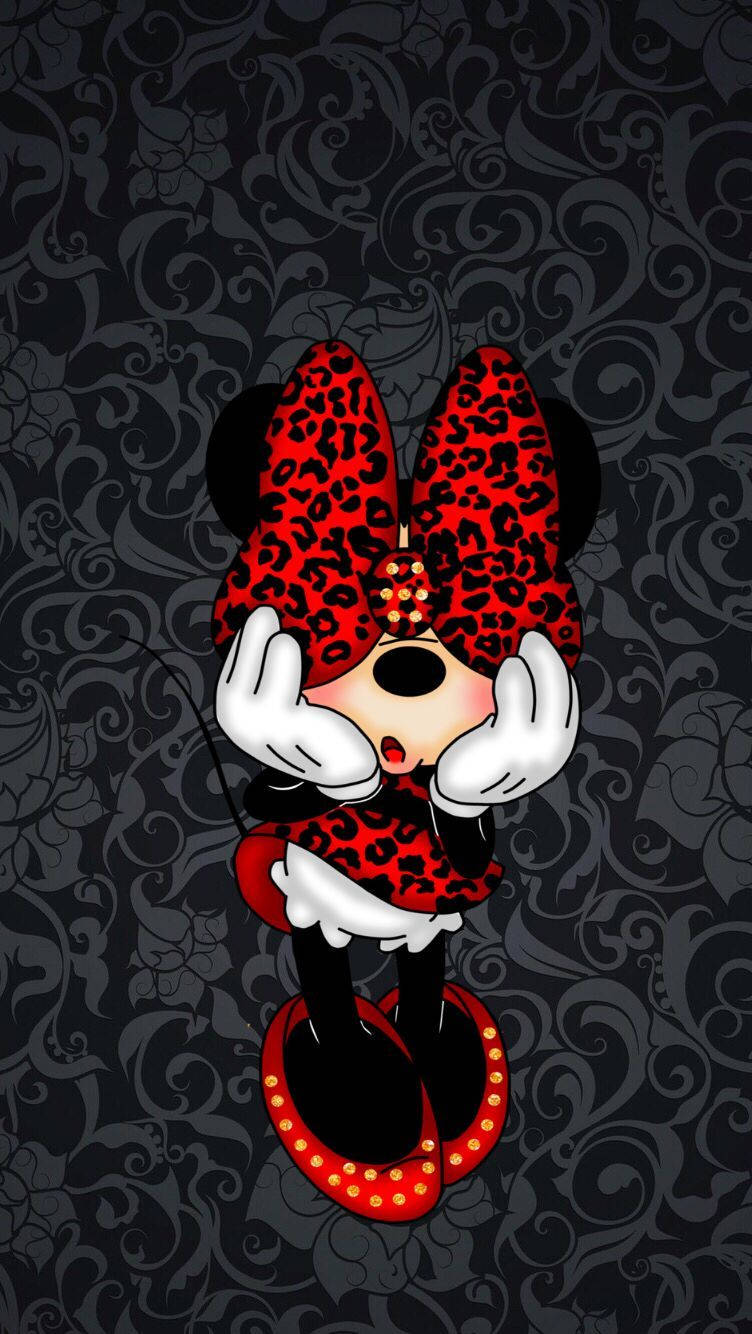 minnie 桌布 壁紙 — 米妮老鼠穿著大膽的紅色豹紋服裝，在黑暗華麗的漩渦背景前用手遮住臉。