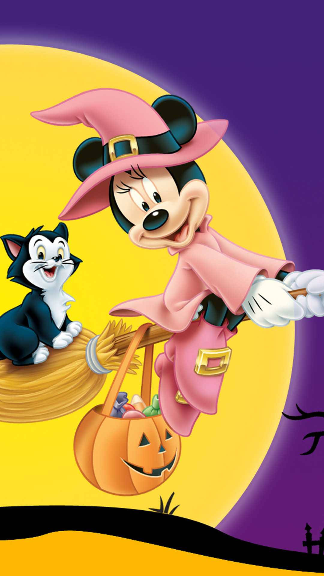 Disney Halloween 桌布 壁紙 — 米妮老鼠穿著粉紅色女巫服裝，騎著掃帚與一隻黑貓在黃色月亮和紫色天空下飛行。