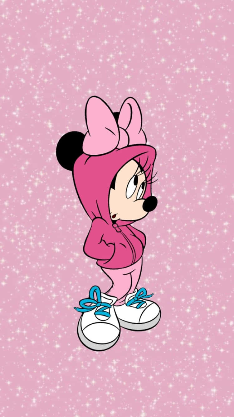 Minnie Mouse Pink 桌布 壁紙 — 米妮老鼠穿著粉紅色連帽衫和白色運動鞋，站在閃閃發光的粉紅色背景前。