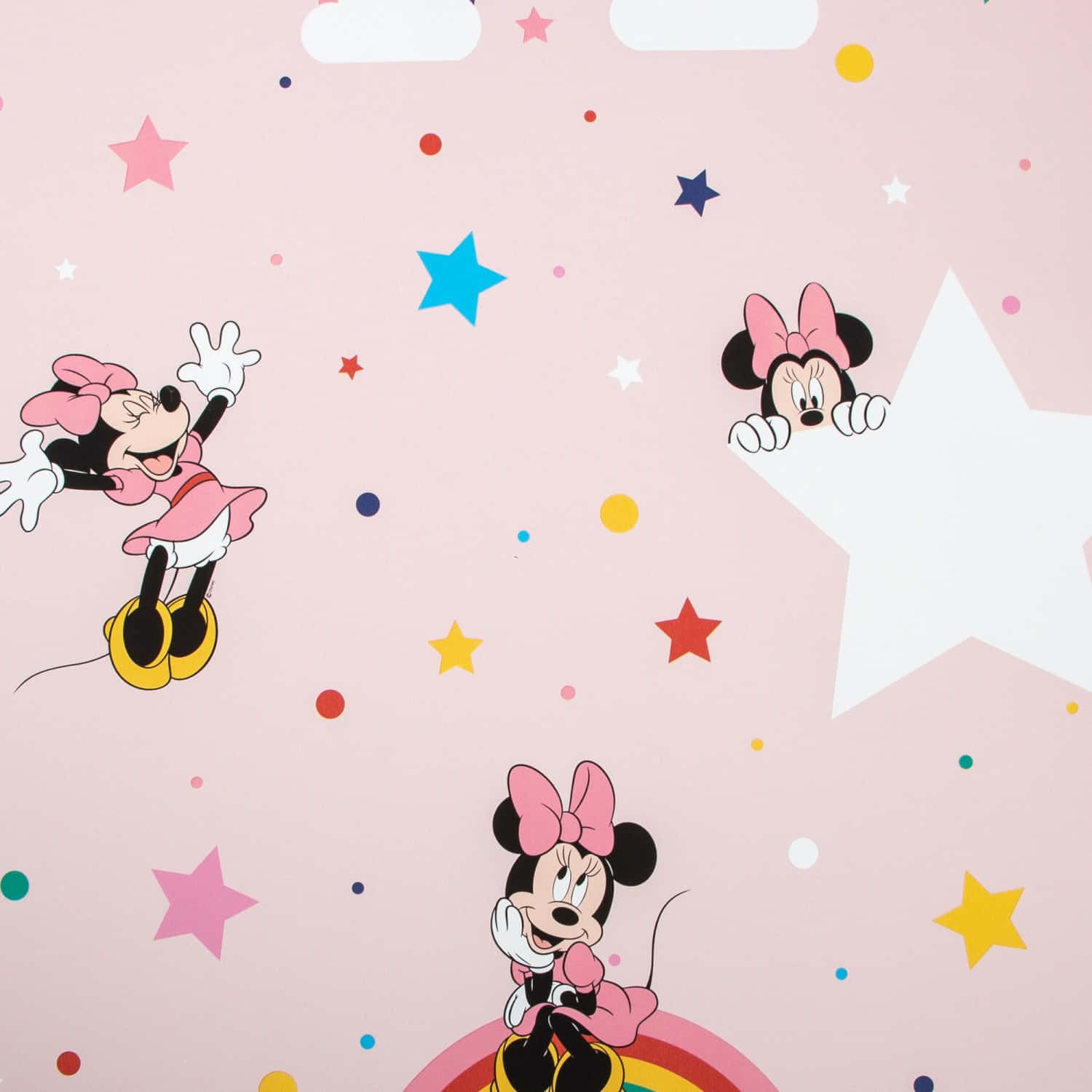 Minnie Mouse Pink 桌布 壁紙 — 米妮老鼠身穿粉紅色裙子，在柔和的粉紅色背景上，愉快地漂浮在色彩繽紛的星星和彩虹之間。