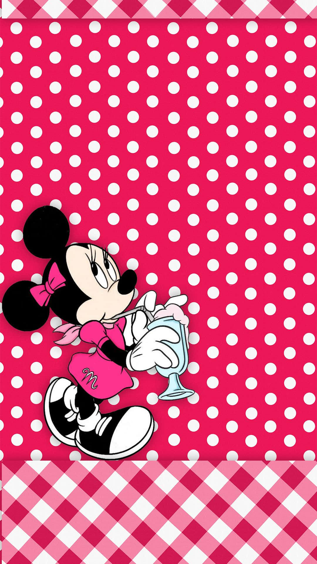 Minnie Mouse Pink 桌布 壁紙 — 米妮老鼠身穿粉紅色連衣裙，在充滿活力的粉白圓點背景前拿著玻璃杯，邊框為格紋設計。