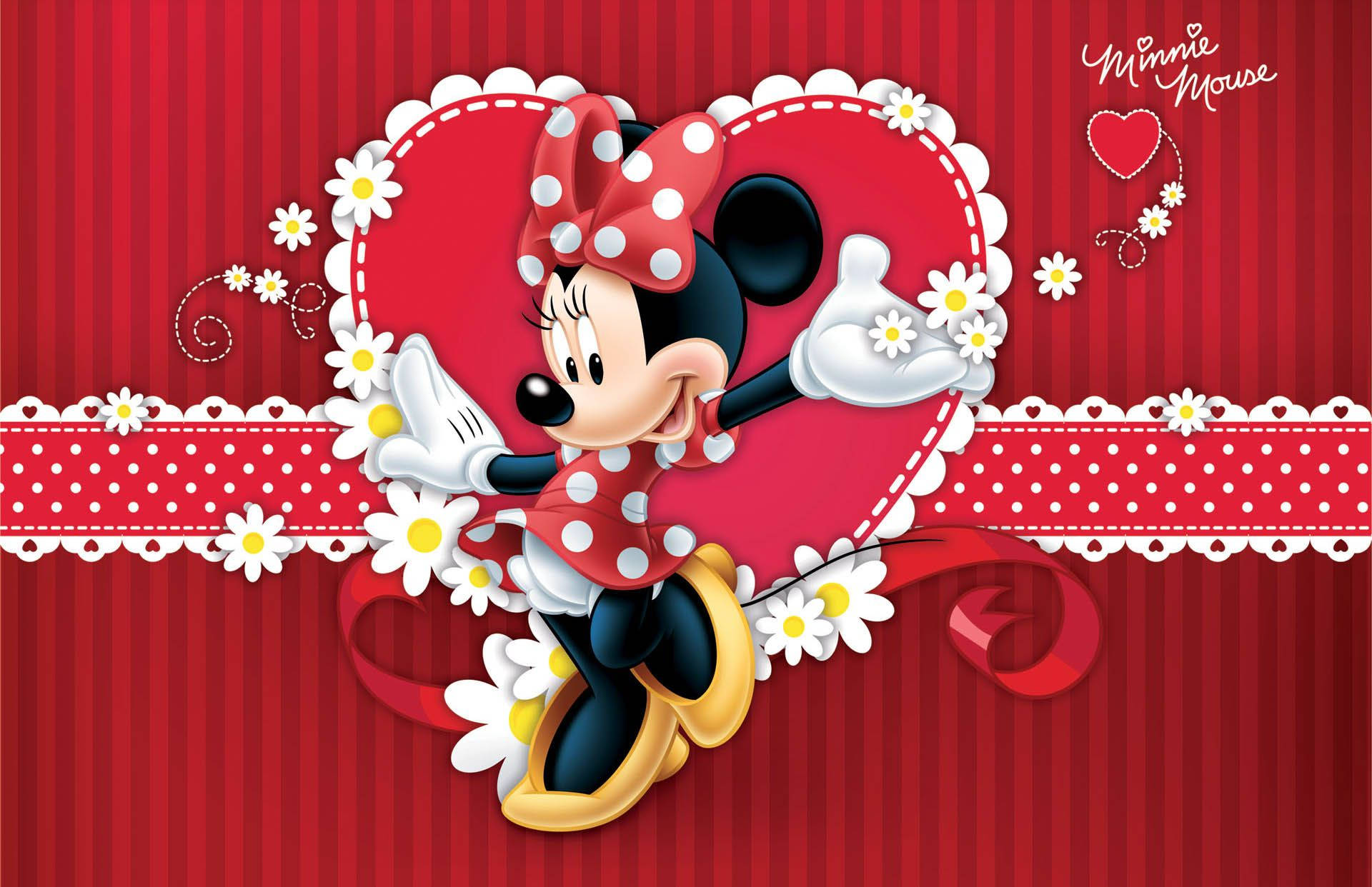 minnie 桌布 壁紙 — 米妮老鼠身穿紅色圓點裙和蝴蝶結，在紅色條紋背景上，於一個飾有白色雛菊的心形框架內快樂地擺姿勢。