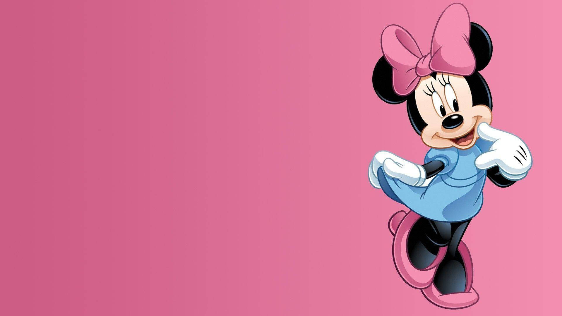 minnie 桌布 壁紙 — 米妮老鼠身穿藍色連衣裙和粉紅色蝴蝶結，在純粉紅色背景上開心地微笑。