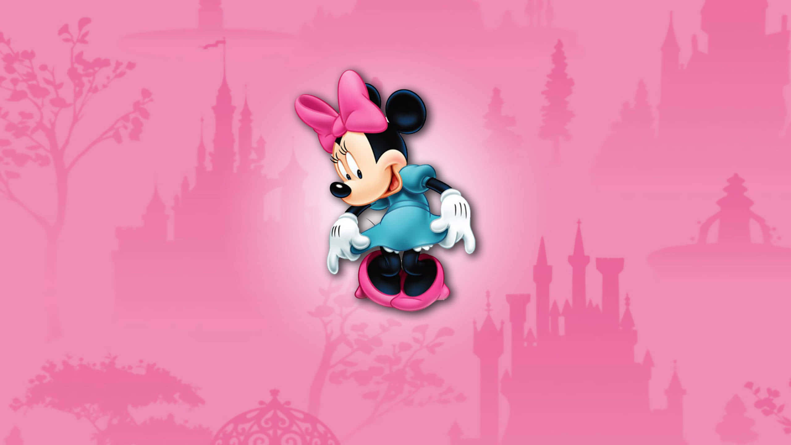 Minnie Mouse Pink 桌布 壁紙 — 米妮老鼠身穿藍色連衣裙和粉紅色蝴蝶結，在帶有城堡剪影的柔和粉紅色背景上快樂地漂浮。