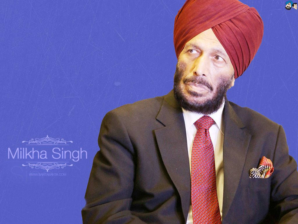 Milkha Singh 桌布 壁紙 — 米爾卡·辛格身穿深色西裝和紅色頭巾，在帶有紋理的藍色背景前擺出嚴肅的表情。