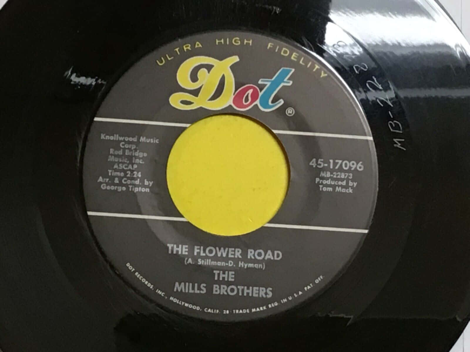 artist 桌布 壁紙 — 米爾斯兄弟歌曲《The Flower Road》的復古Dot Records 45轉黑膠唱片標籤特寫。