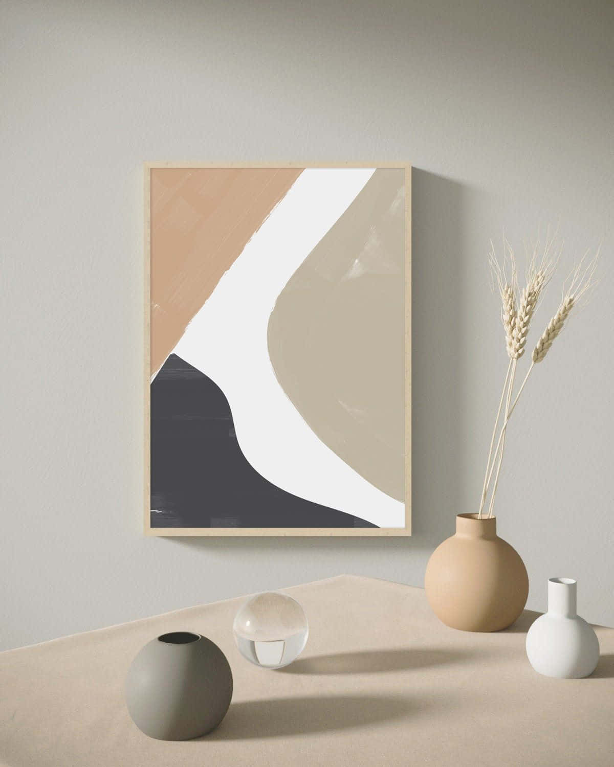 Modern Minimalist Art 桌布 壁紙 — 米白和炭灰色的極簡抽象藝術海報掛在牆上，下方是一張米色桌子，上面擺放陶瓷花瓶和小麥莖。