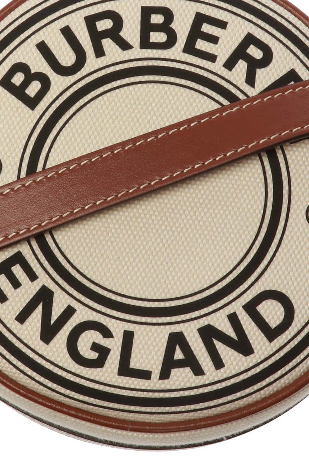 Burberry 桌布 壁紙 — 米色 Burberry England 標誌手提包特寫，搭配棕色皮革肩帶和白色縫線。