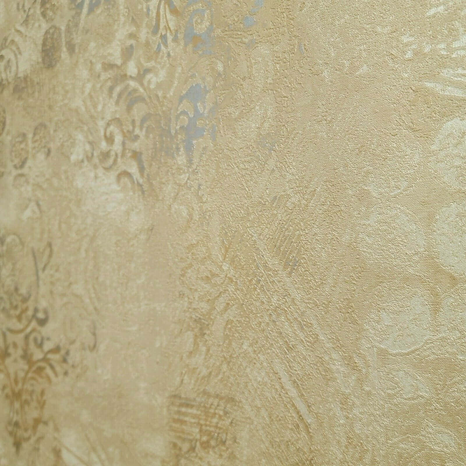 Abstract Design 桌布 壁紙 — 米色優雅壁紙的特寫，帶有壓花花卉和捲軸圖案，色調柔和的金色和灰色。