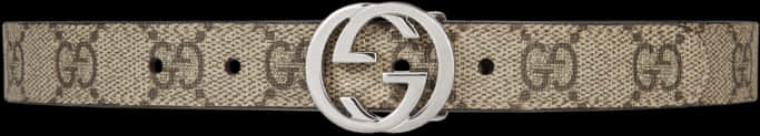 Belt 桌布 壁紙 — 米色和棕色GG字母組合圖案皮帶，帶有大型銀色互鎖G扣，背景為黑色。