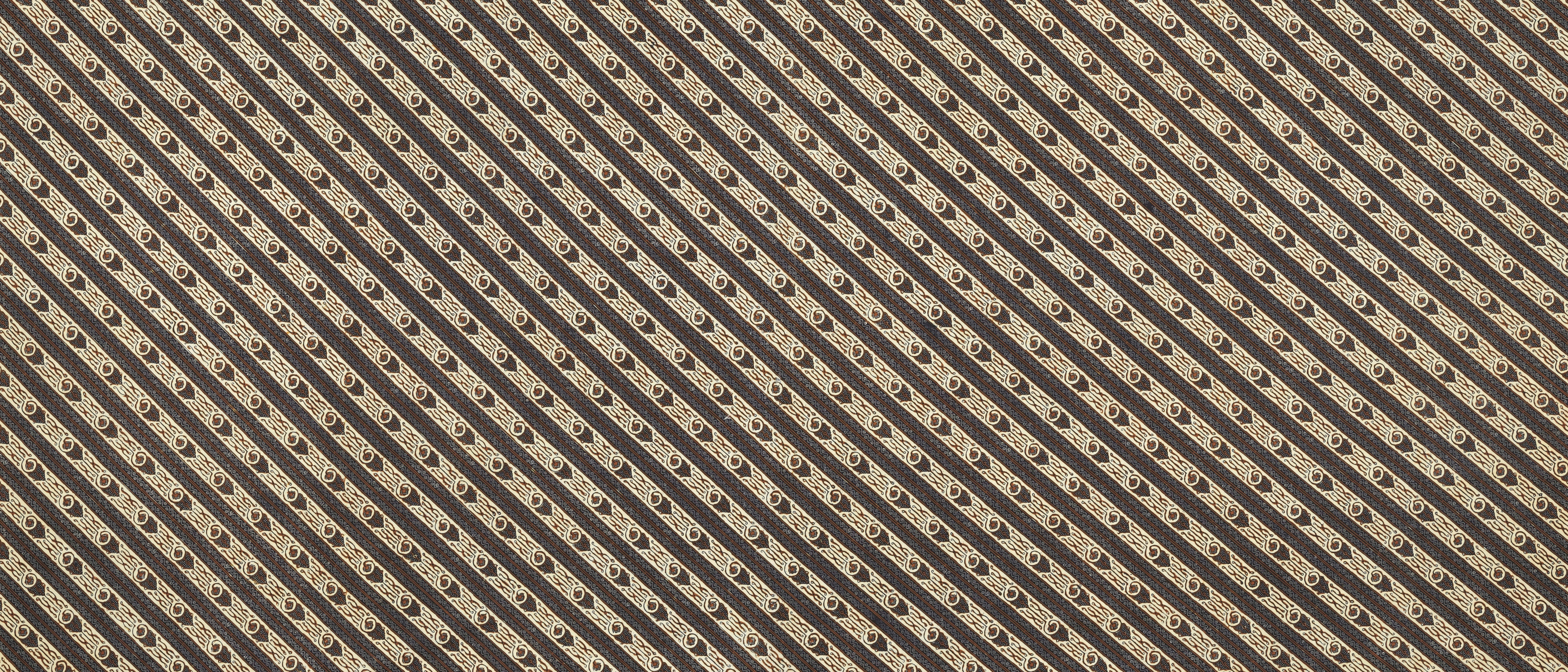 Brown Textured 桌布 壁紙 — 米色和深棕色的重複華麗圖案對角線行創造出豐富紋理的壁紙設計。
