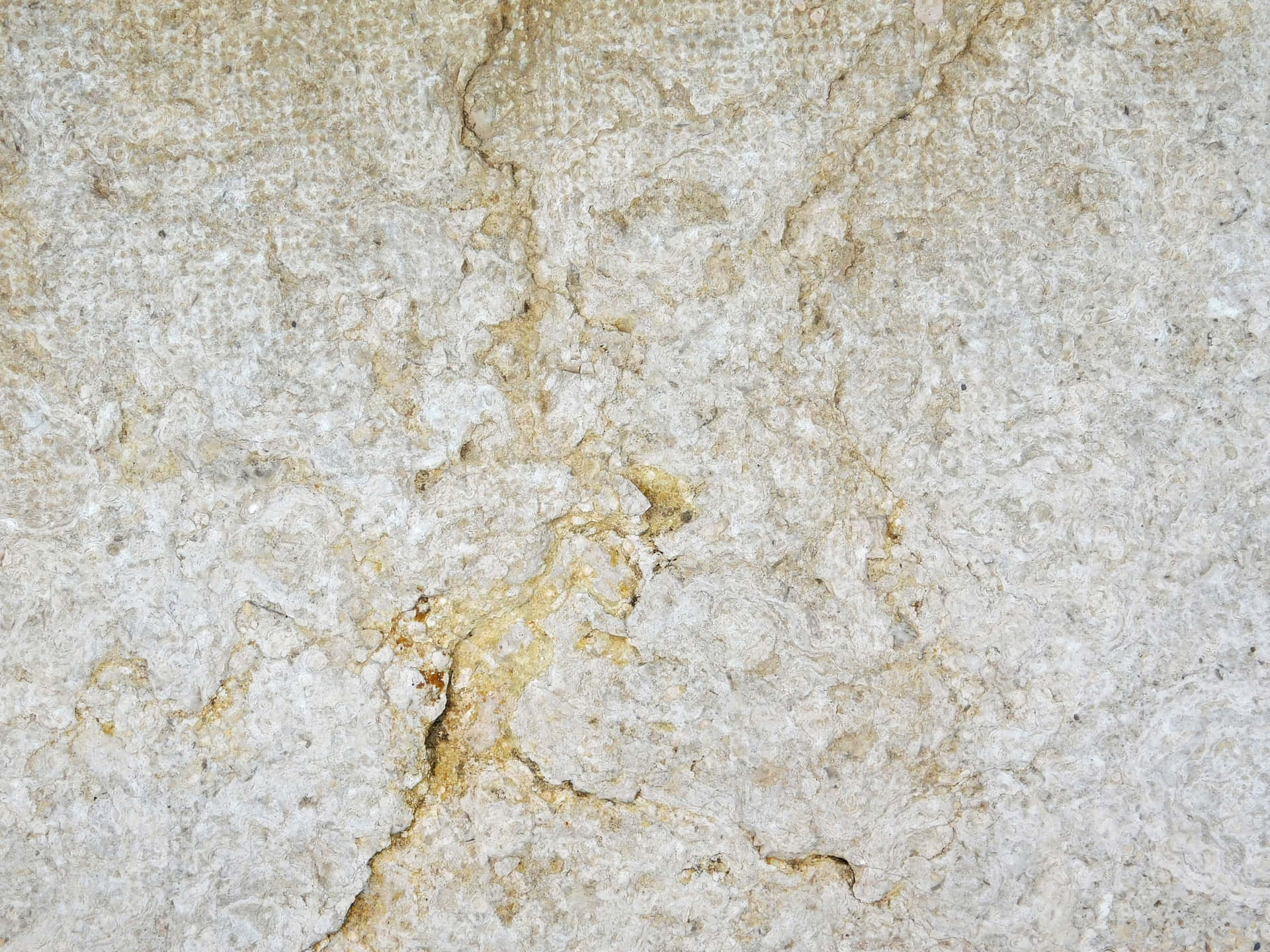 Stone texture 壁紙 — 米色和白色色調及自然裂紋的粗糙紋理石面特寫。