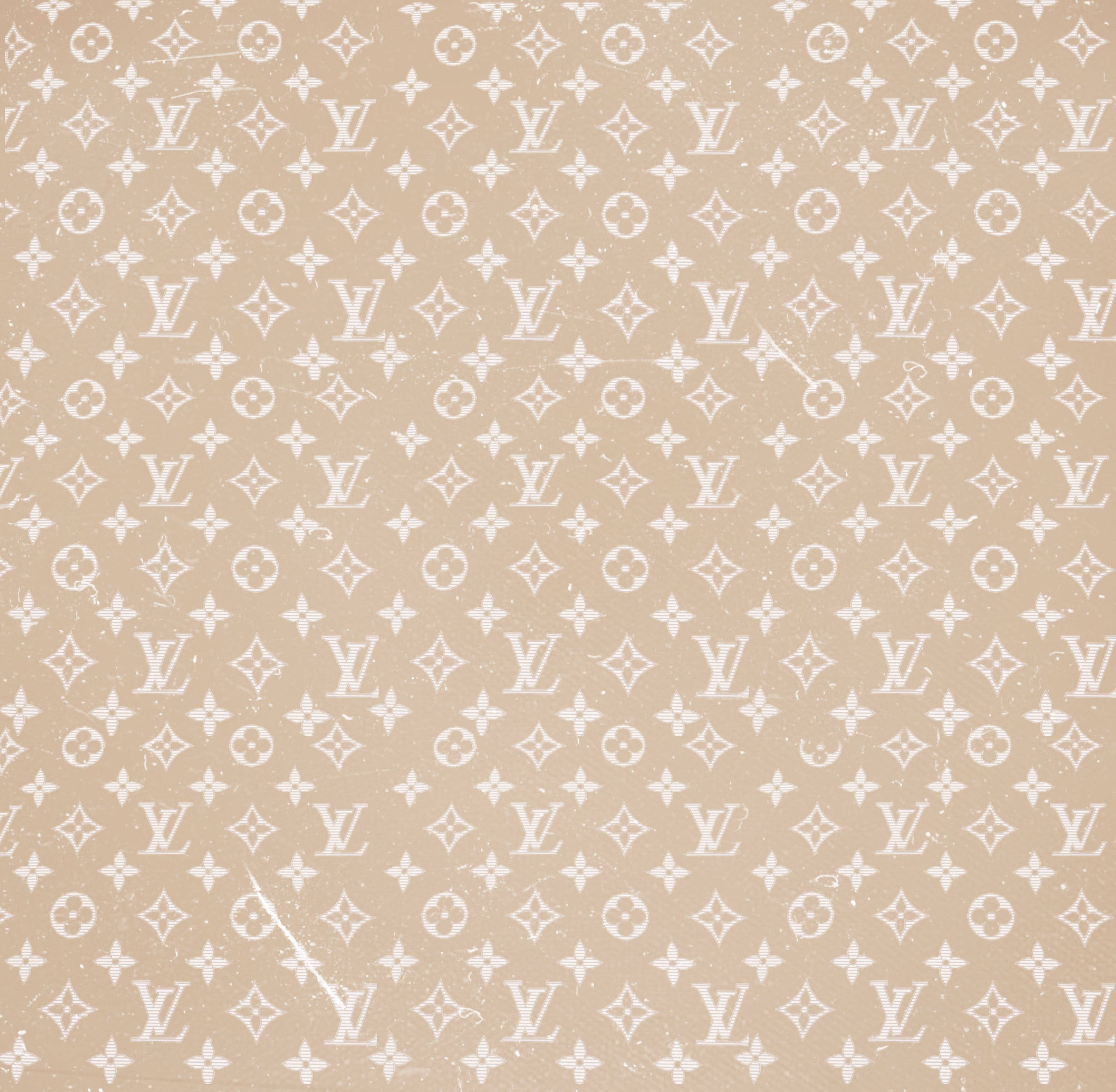 Louis Vuitton Aesthetic 桌布 壁紙 — 米色壁紙，帶有重複的白色 Louis Vuitton 字母組合圖案和微妙的磨損紋理。