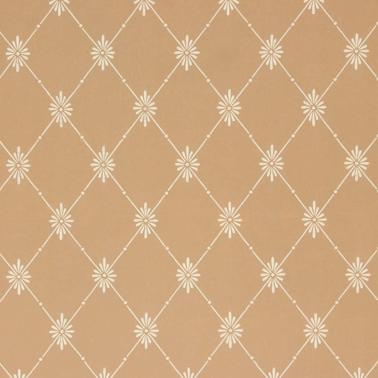 Brown Geometric 桌布 壁紙 — 米色壁紙，帶有重複的菱形網格圖案，每個交叉點都有白色風格化花卉圖案。