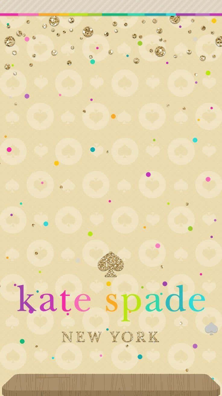 kate spade 桌布 壁紙 — 米色壁紙，帶有重複的黑桃圖案和色彩繽紛的散落圓點，並印有 Kate Spade New York 標誌。