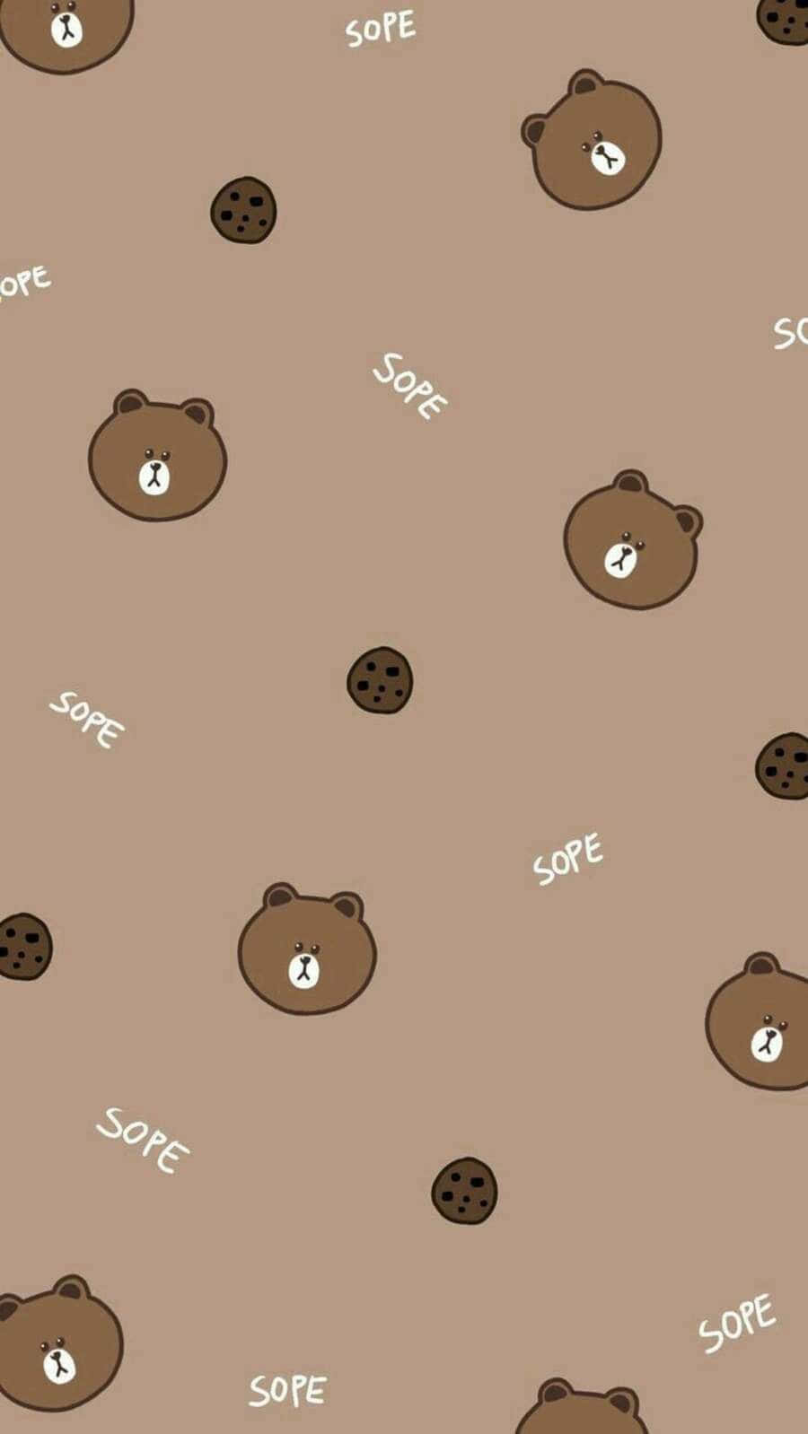 Kawaii Bear 桌布 壁紙 — 米色壁紙圖案，上面有可愛的棕色熊臉和巧克力餅乾，並散落著SOPE字樣。