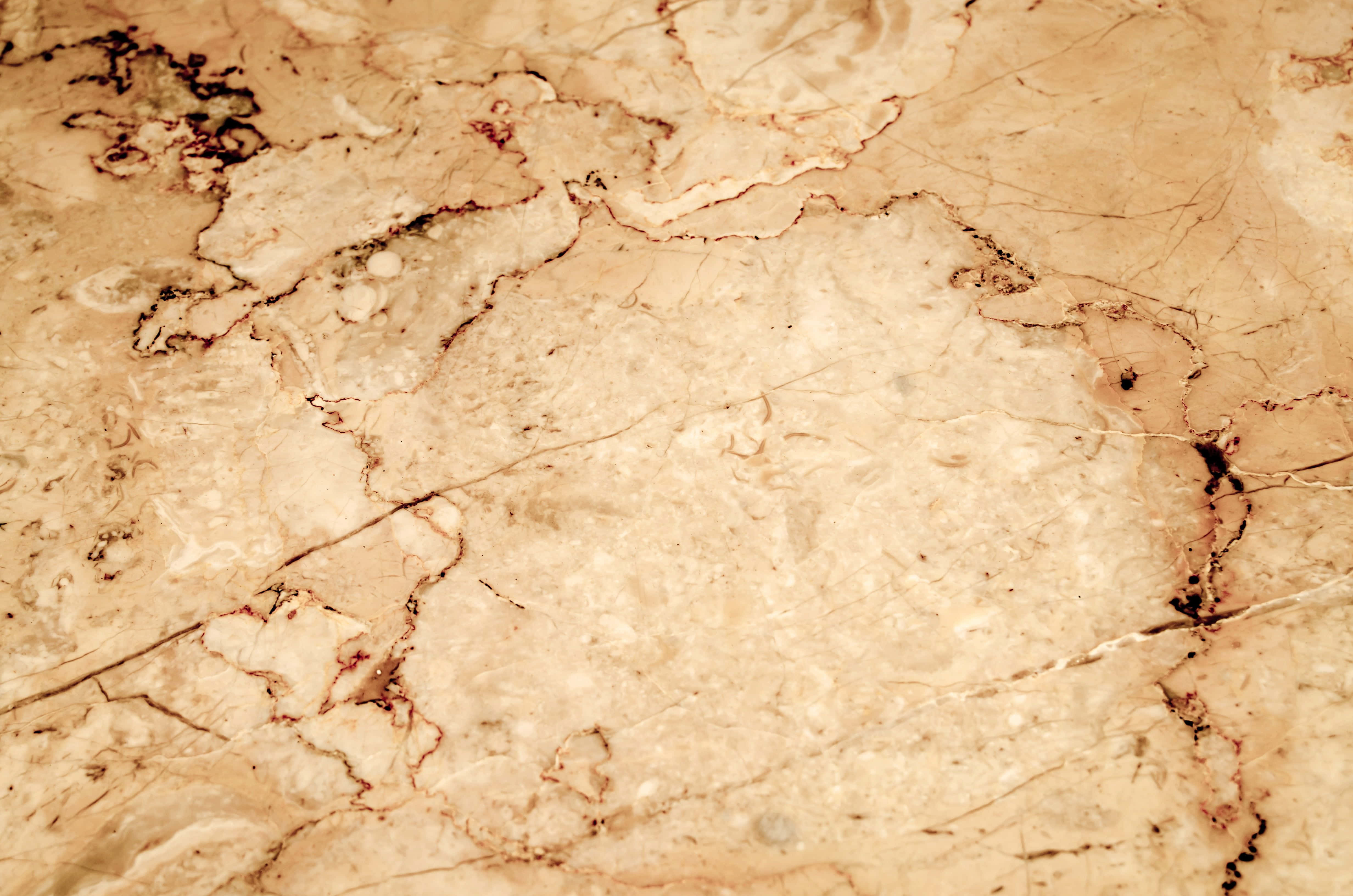 4K Marble 桌布 壁紙 — 米色大理石近照，帶有複雜的棕色紋理和細膩質感。