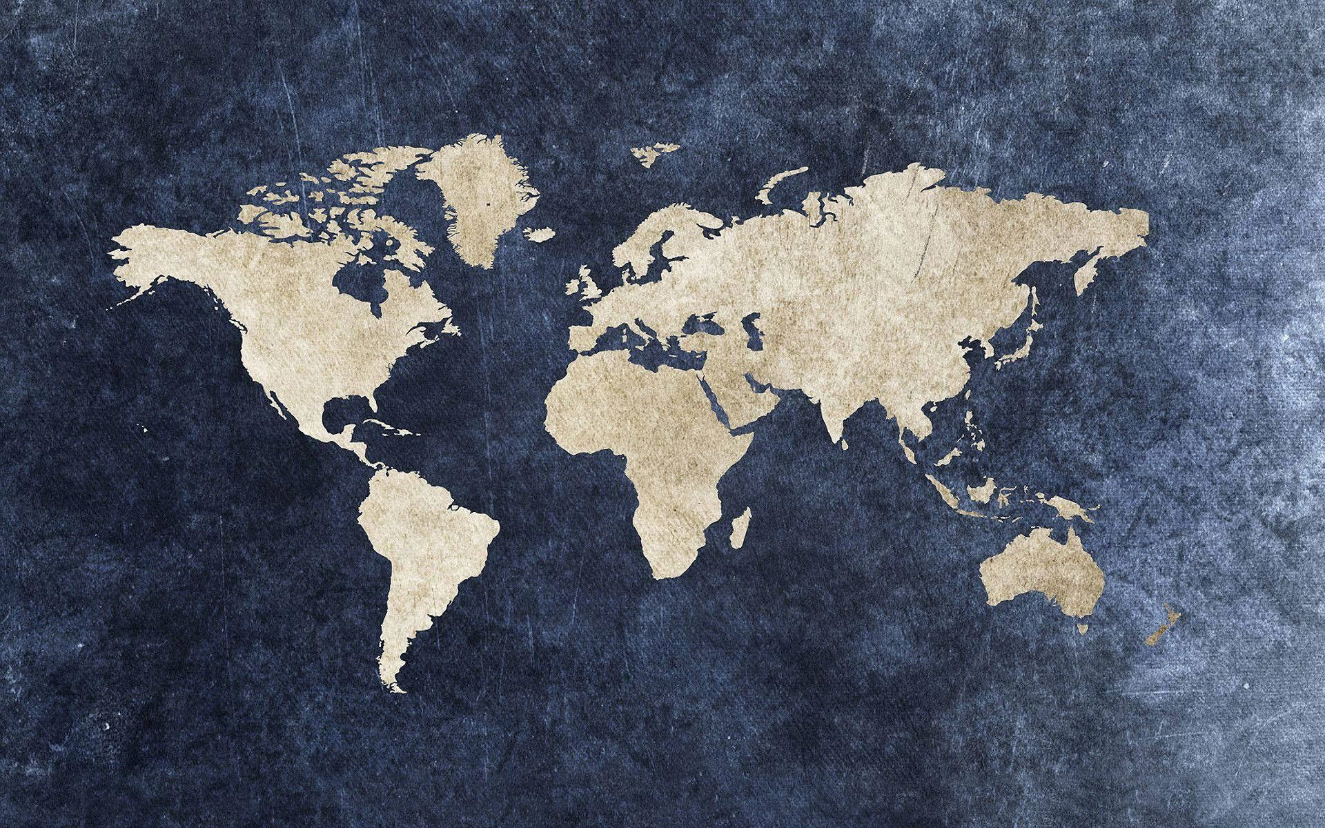 Geographic 桌布 壁紙 — 米色復古世界地圖，帶有紋理的深藍色背景，並有輕微磨損痕跡。